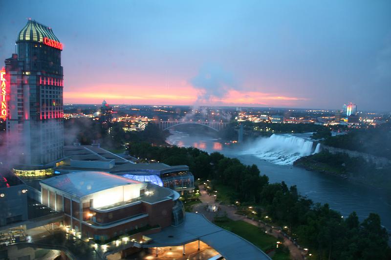 Niagara Falls bei Nacht.jpg